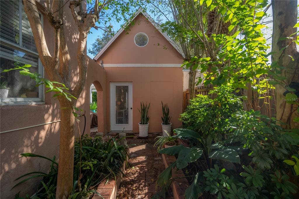5209 N CENTRAL AVENUE UNIT B TAMPA, FL 33603