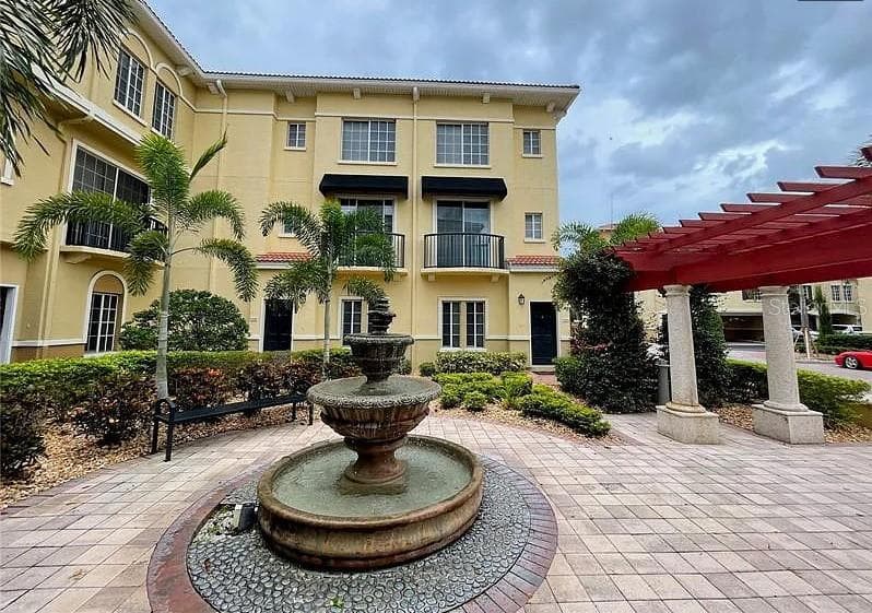 5222 BEACH BREEZE COURT UNIT 5222 TAMPA, FL 33609