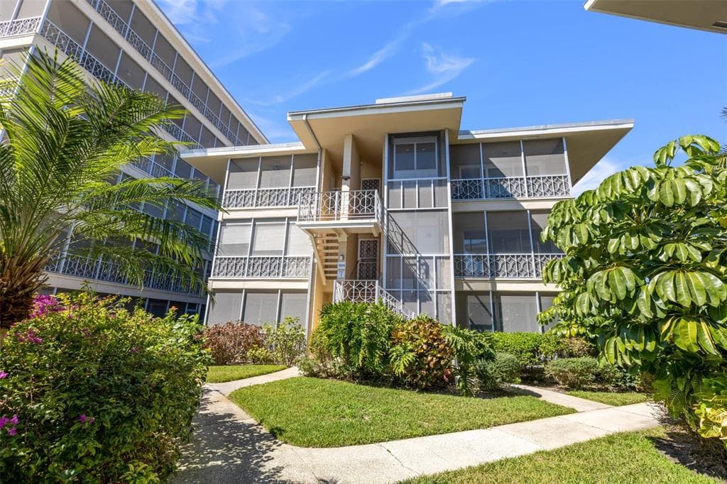 1024 N SHORE DRIVE NE UNIT 6 ST PETERSBURG, FL 33701