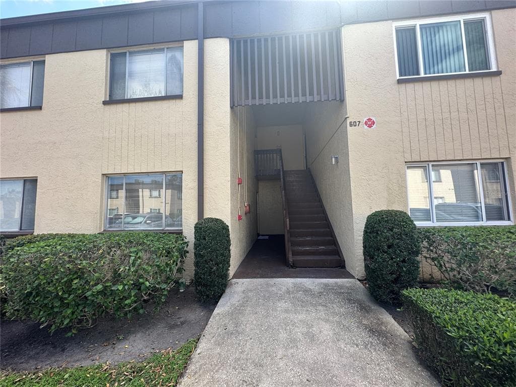 607 N KEENE ROAD UNIT P-8 CLEARWATER, FL 33755