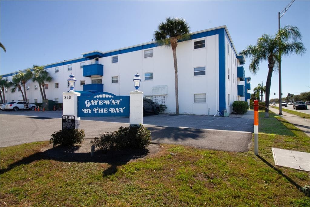 350 79TH AVENUE N UNIT 104 ST PETERSBURG, FL 33702