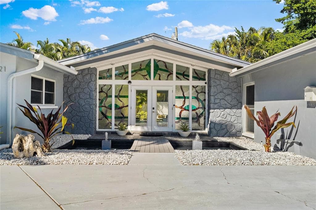 121 58TH AVENUE S ST PETERSBURG, FL 33705