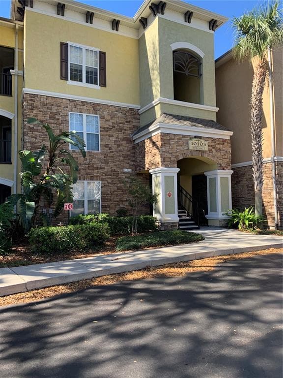 10103 COURTNEY OAKS CIRCLE UNIT 104 TAMPA, FL 33619