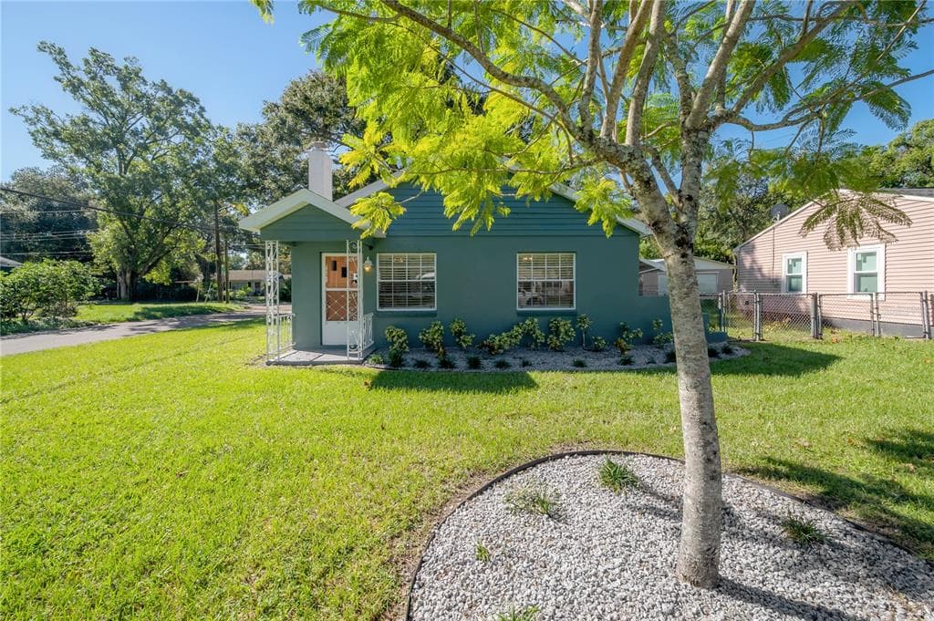 1219 E LAMBRIGHT STREET TAMPA, FL 33604