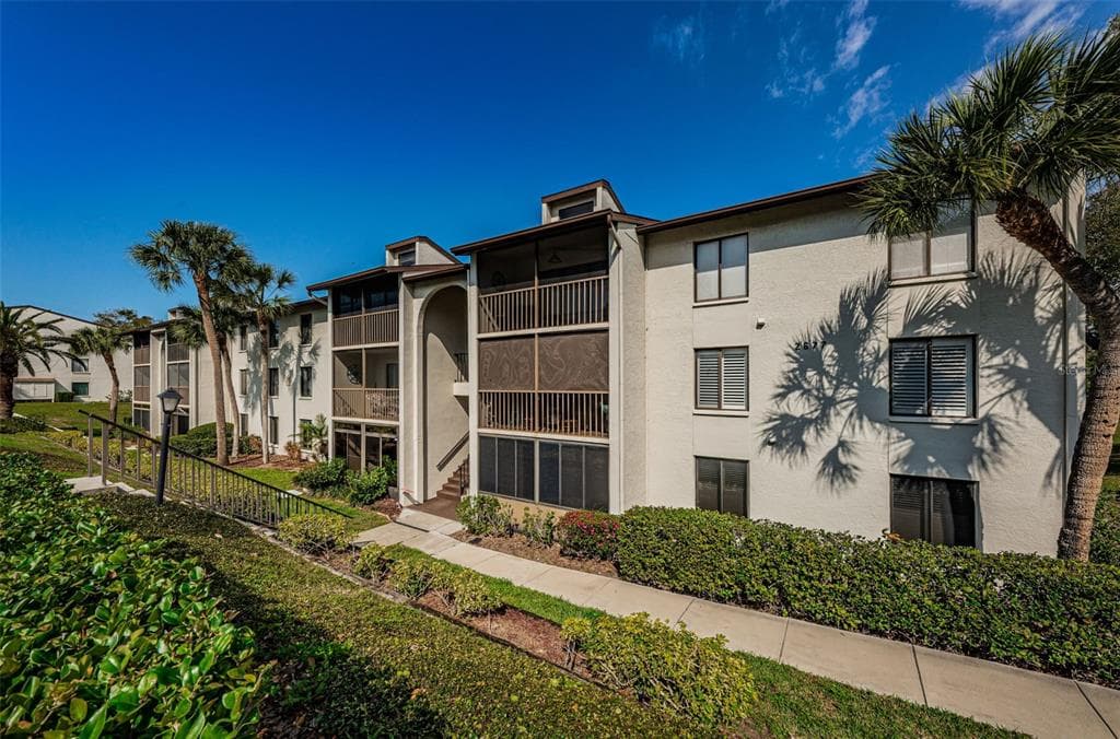 2677 PINE RIDGE WAY N UNIT E3 PALM HARBOR, FL 34684