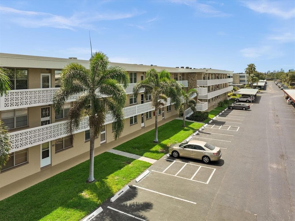 4915 BAY STREET NE UNIT 321
