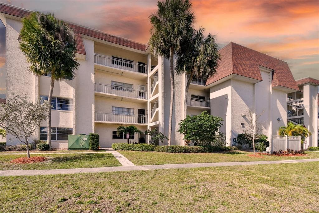 209 NE LINCOLN CIRCLE N UNIT 303 ST PETERSBURG, FL 33702