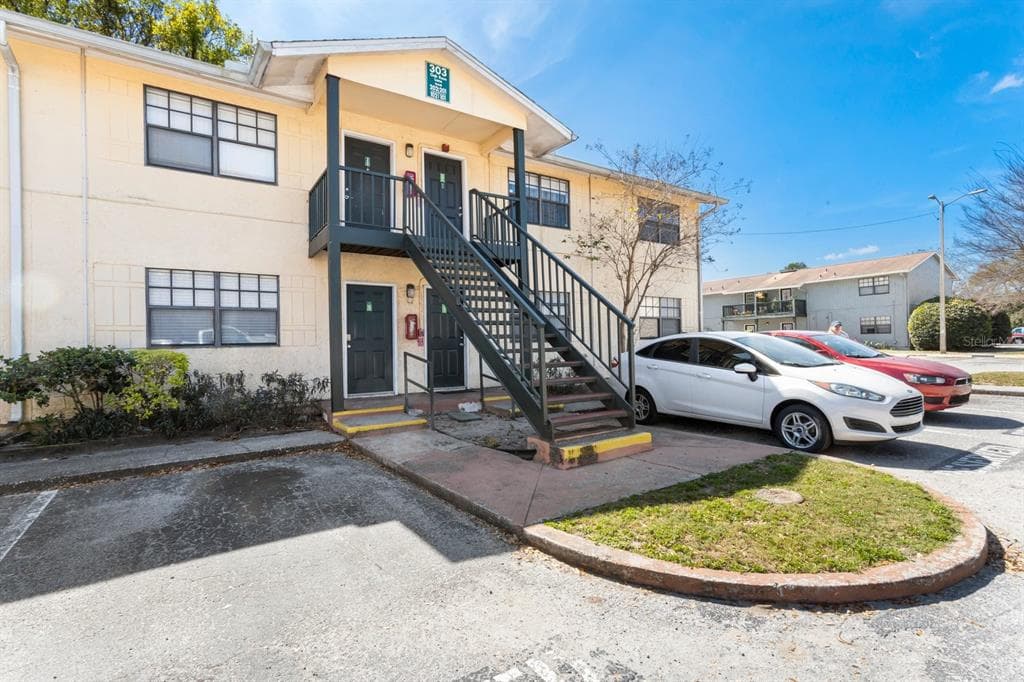 303 OAK ROSE LANE UNIT 201 TAMPA, FL 33612
