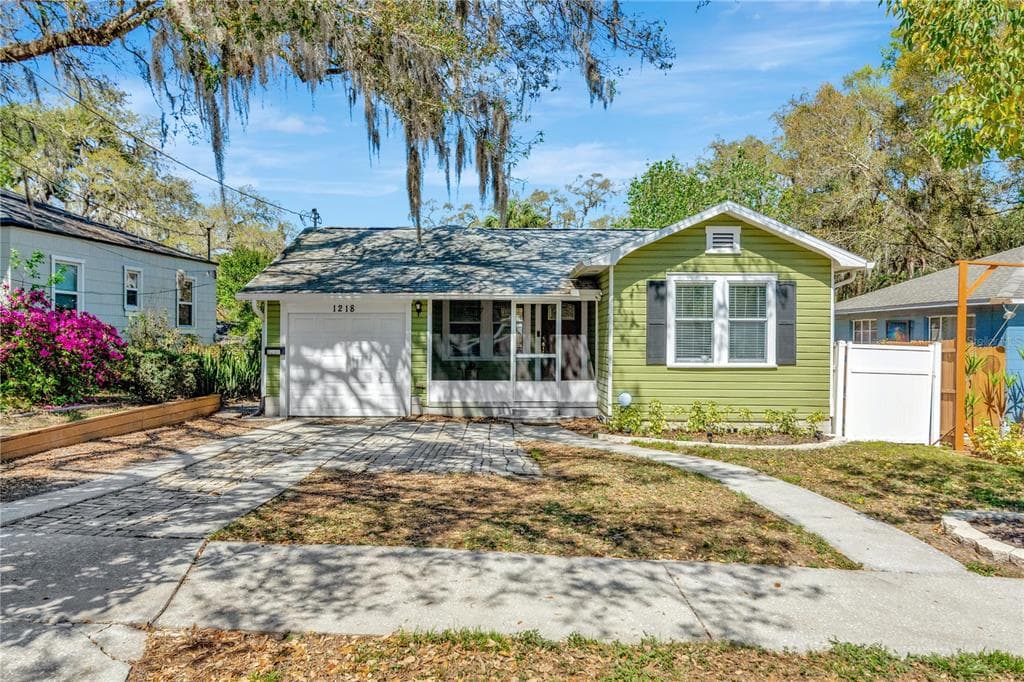 1218 E CRENSHAW STREET TAMPA, FL 33604