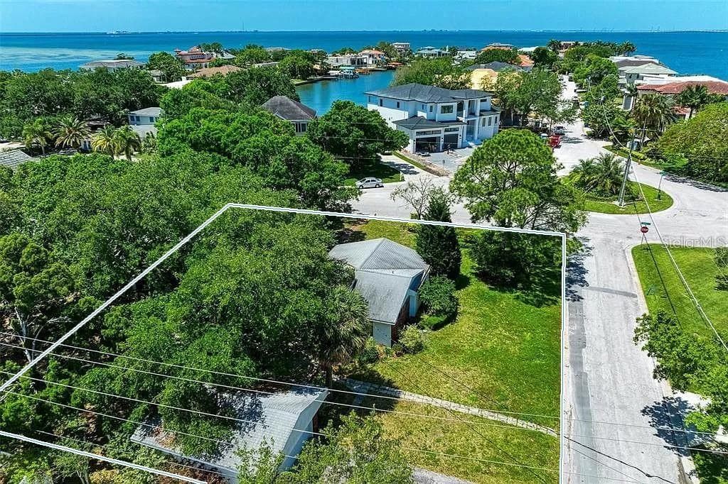 3006 S BEACH DRIVE TAMPA, FL 33629