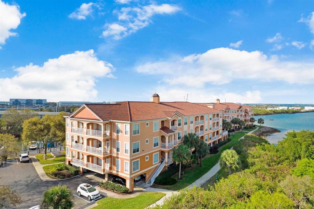 5000 CULBREATH KEY WAY UNIT 9201 TAMPA, FL 33611