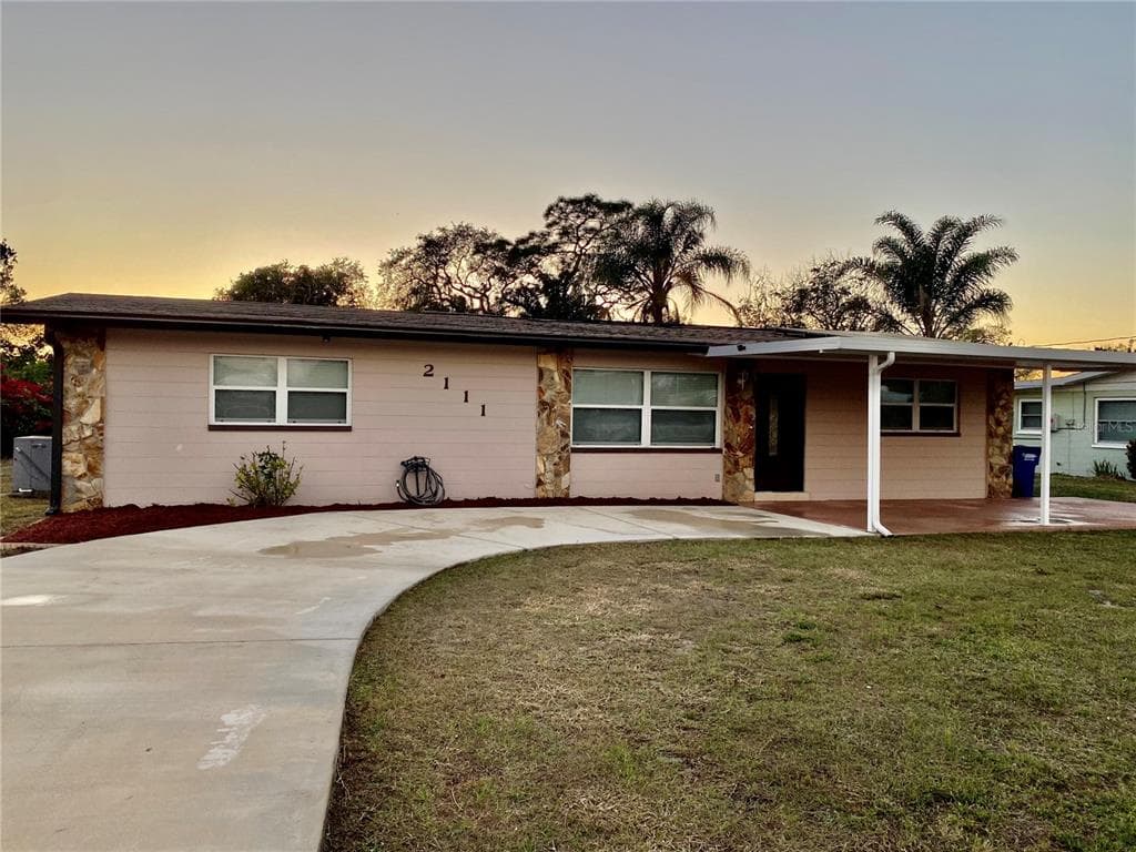 2111 AVALON ROAD SEBRING, FL 33870