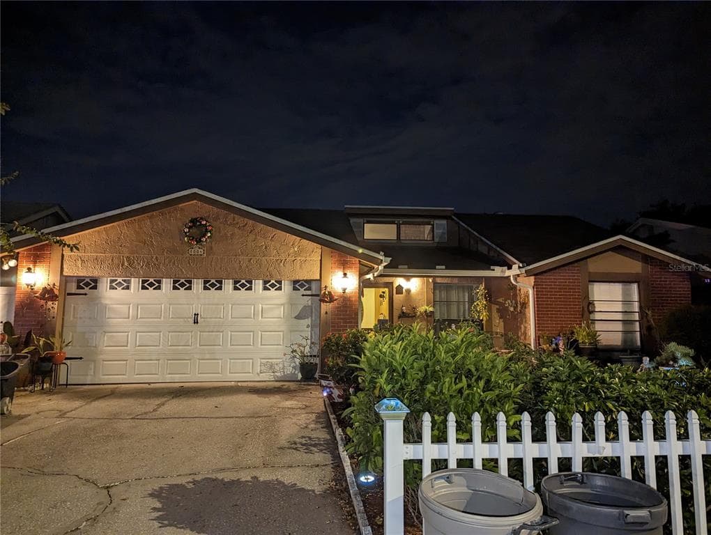 8004 HEARTHSTONE COURT TAMPA, FL 33615