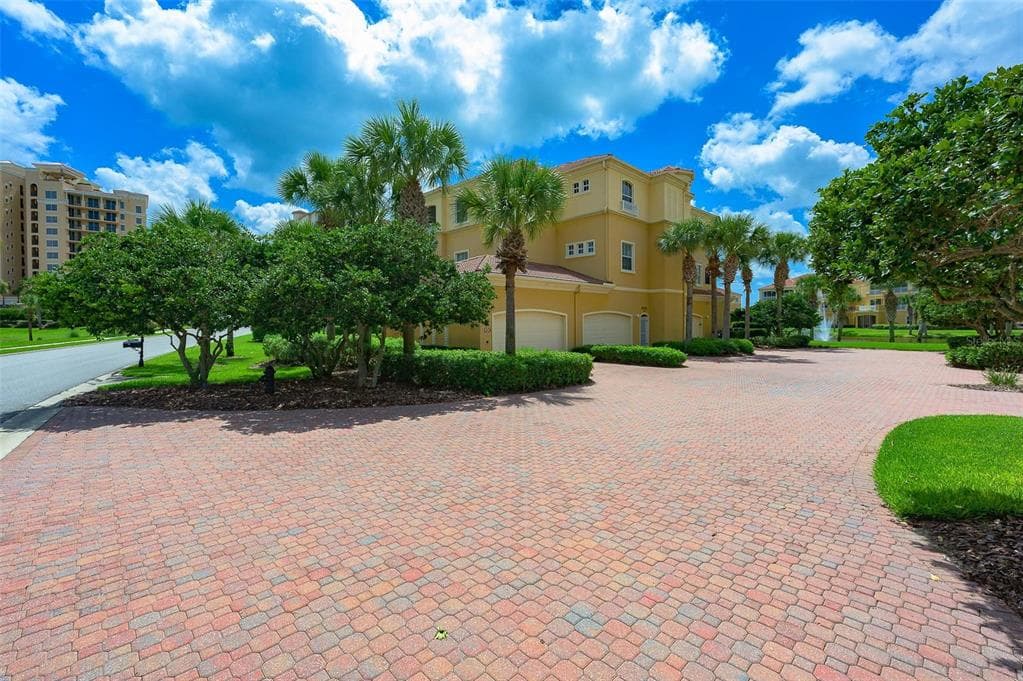 105 AVENUE DE LA MER AVENUE UNIT 801 PALM COAST, FL 32137
