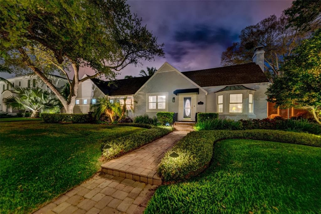 555 21ST AVENUE NE ST PETERSBURG, FL 33704