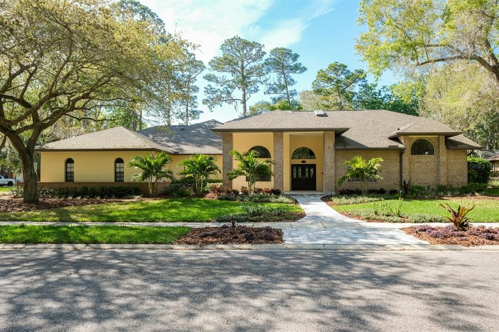 130 WOODGLEN COURT OLDSMAR, FL 34677