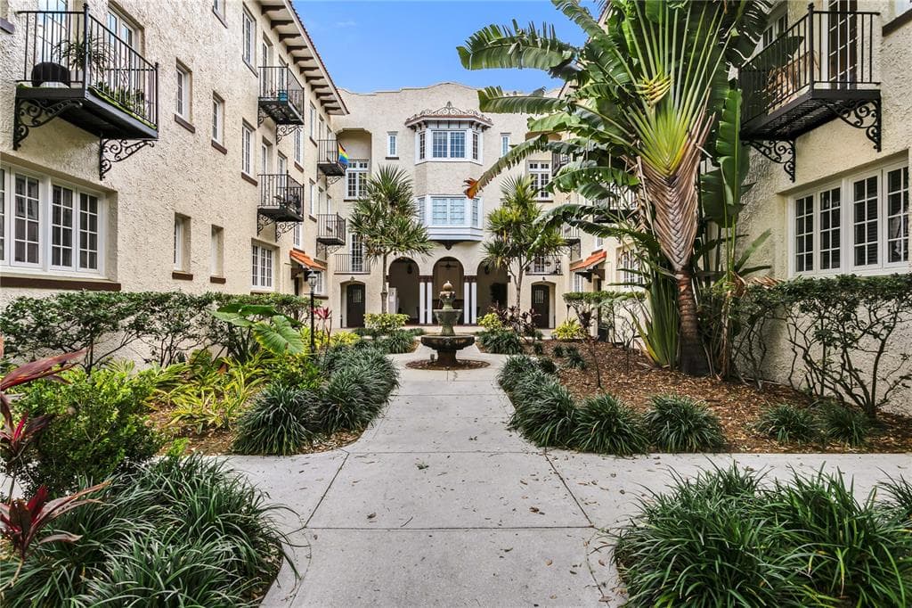 2117 W DEKLE AVENUE UNIT D-2 TAMPA, FL 33606