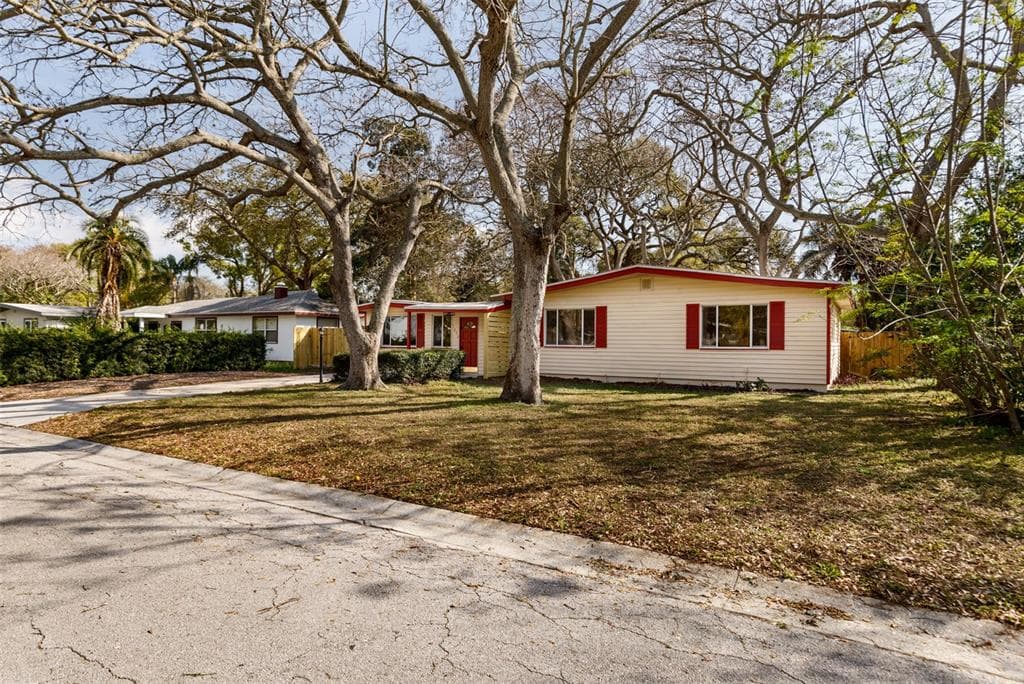 7250 LYNNWOOD AVENUE N ST PETERSBURG, FL 33710