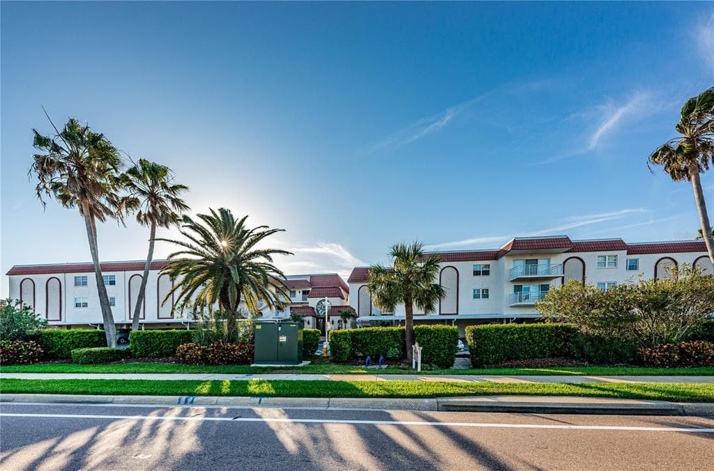 2900 GULF BOULEVARD UNIT 311 BELLEAIR BEACH, FL 33786