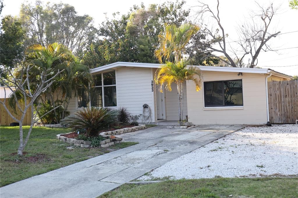 3933 NEPTUNE DR SE ST PETERSBURG, FL 33705