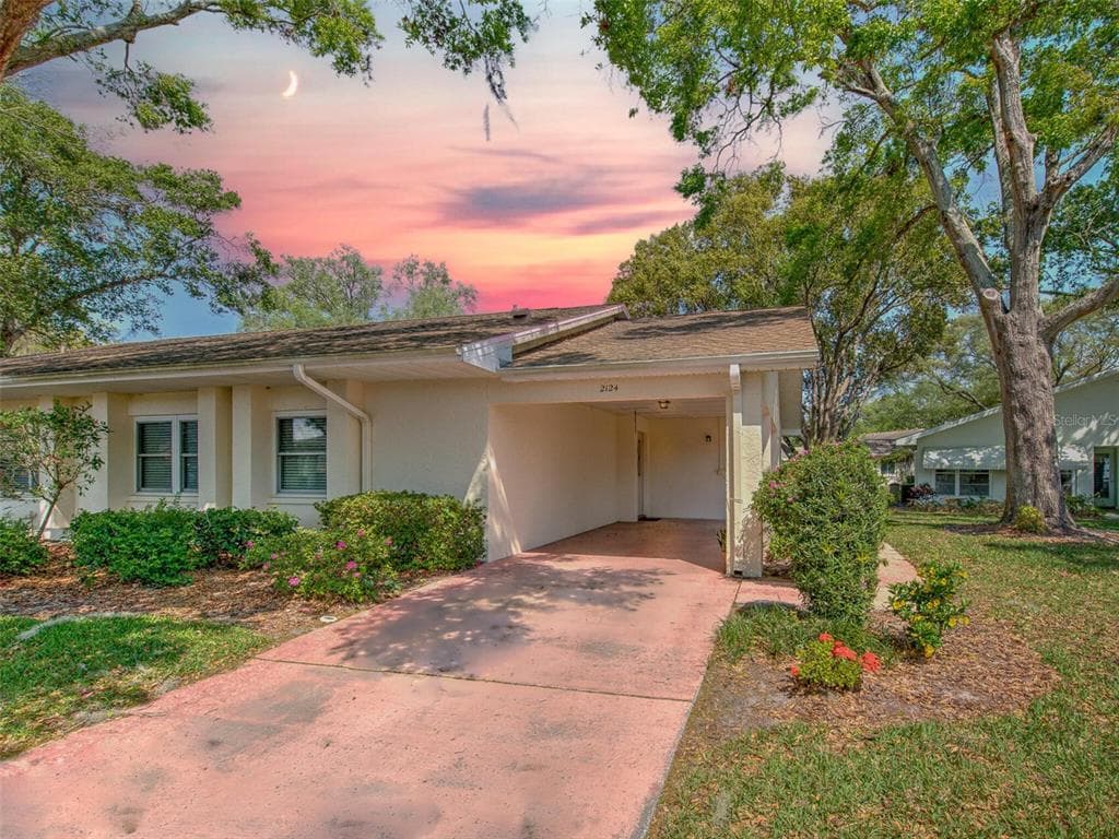 2124 HAILSTONE CIRCLE UNIT 372 SUN CITY CENTER, FL 33573