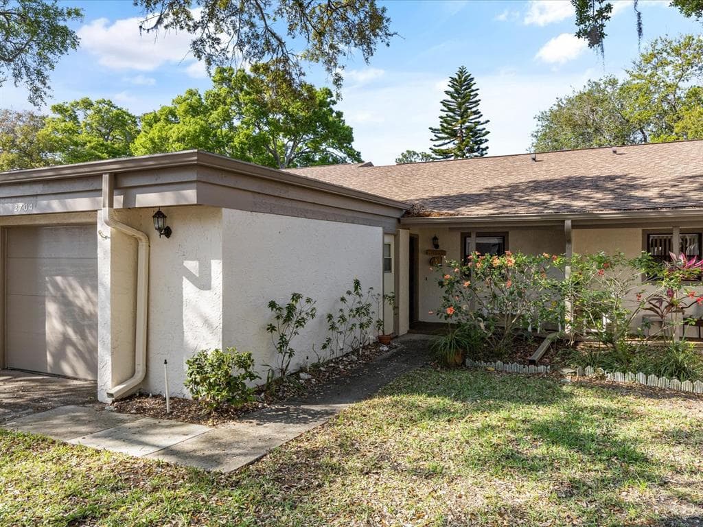 2704 OAK CIRCLE TARPON SPRINGS, FL 34689