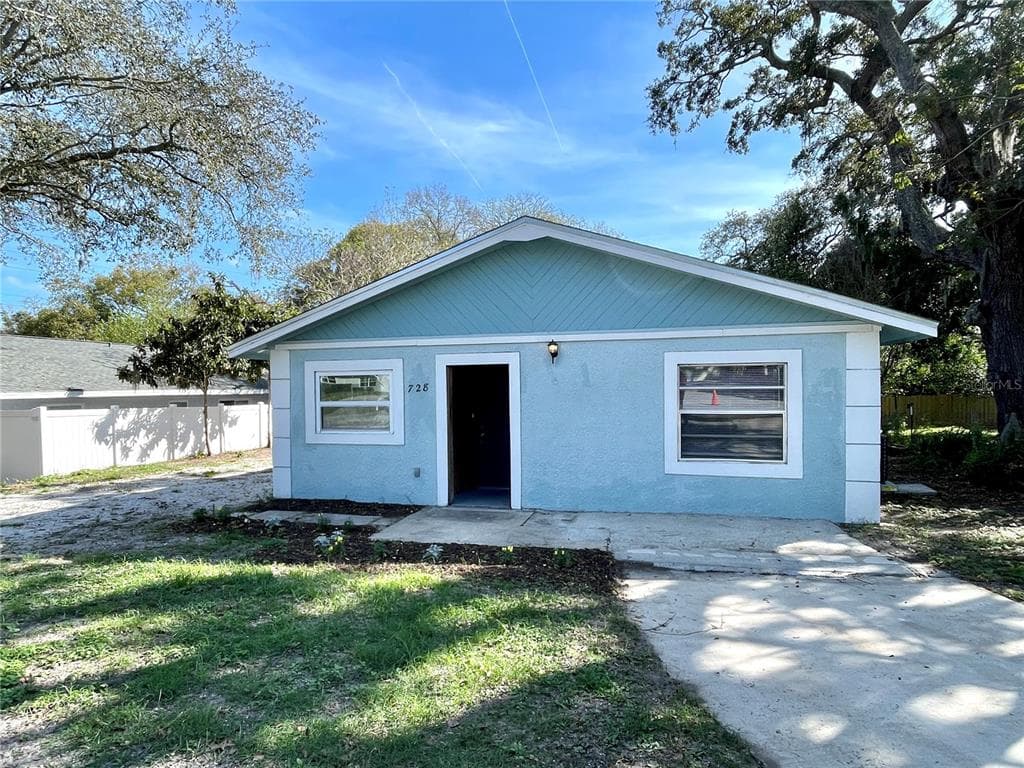 728 E SPRUCE STREET TARPON SPRINGS, FL 34689