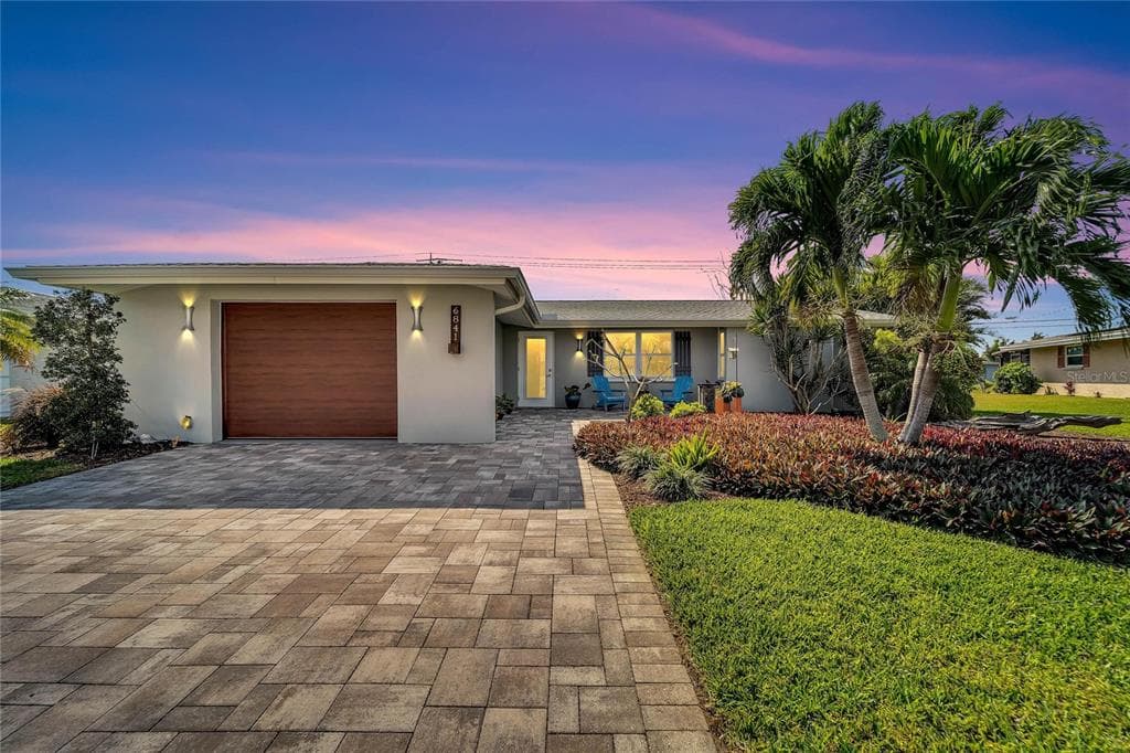 6841 ROXBURY DRIVE