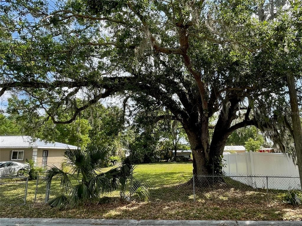 1013 13TH STREET E BRADENTON, FL 34208