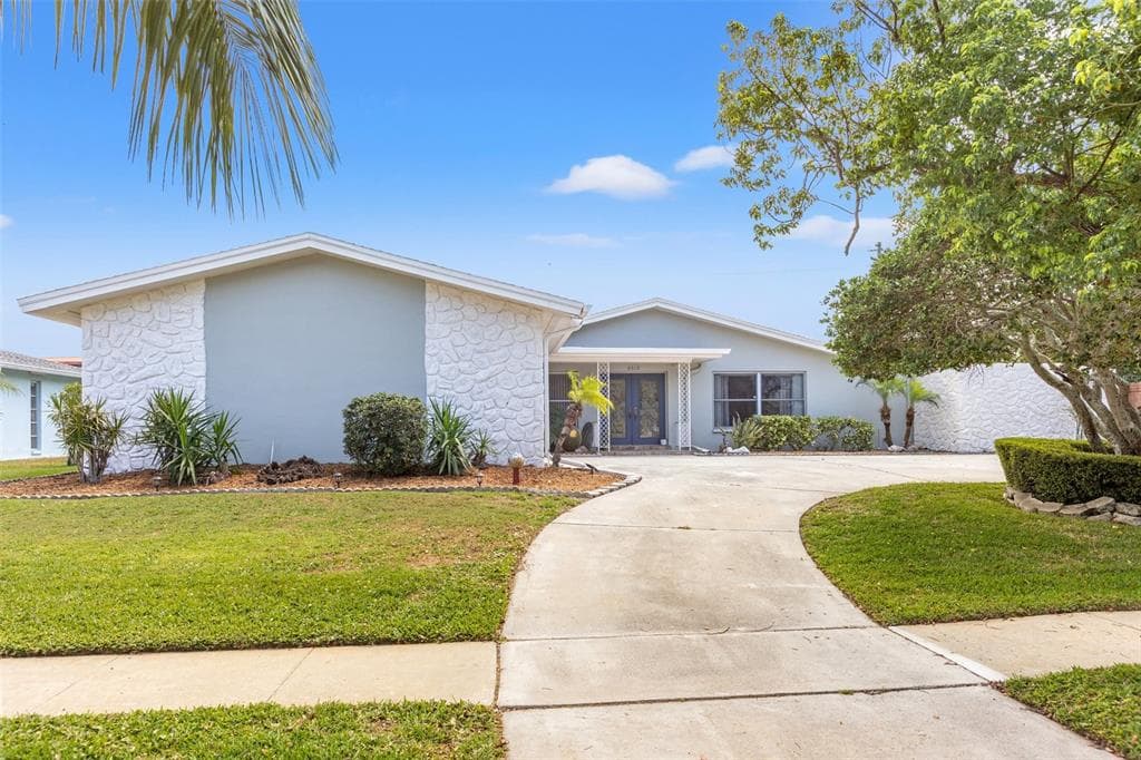 9519 COMMODORE DRIVE SEMINOLE, FL 33776