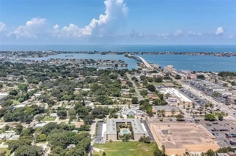 215 VALENCIA BOULEVARD UNIT 208 BELLEAIR BLUFFS, FL 33770