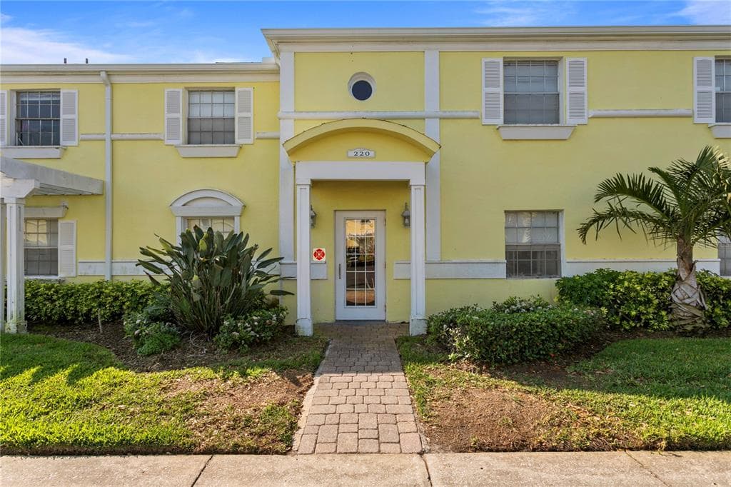 220 POMPANO DRIVE SE UNIT D ST PETERSBURG, FL 33705