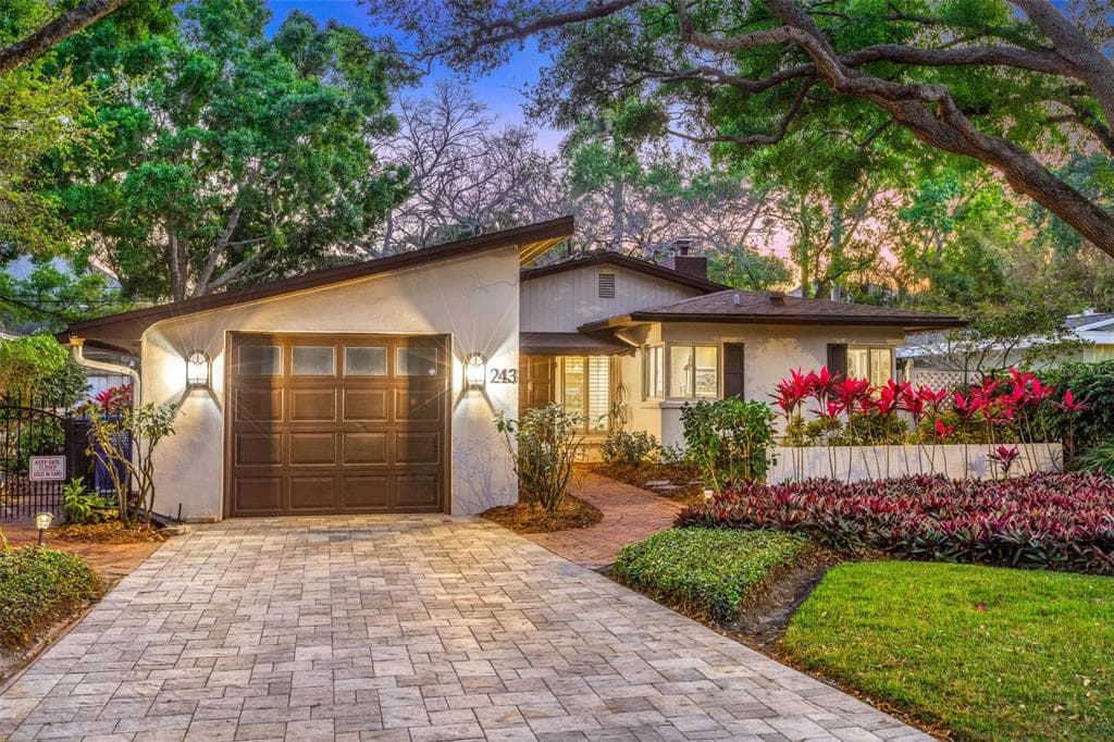 243 BANDERA WAY NE ST PETERSBURG, FL 33704