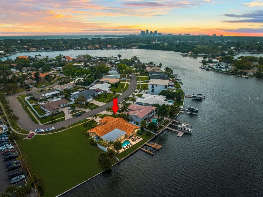 911 EDEN ISLE DRIVE NE ST PETERSBURG, FL 33704