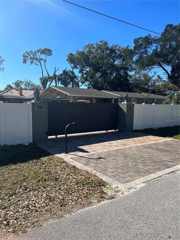8025 N GOMEZ AVENUE UNIT B TAMPA, FL 33614