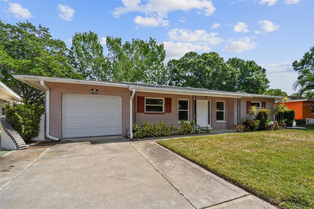 8879 LAKEWOOD DRIVE SEMINOLE, FL 33772
