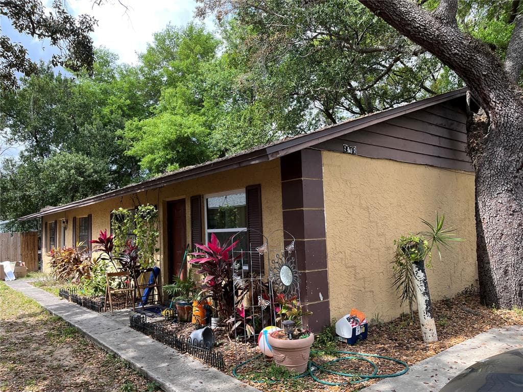 9218 N BROOKS STREET TAMPA, FL 33612
