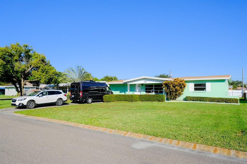727 43RD AVENUE NE ST PETERSBURG, FL 33703