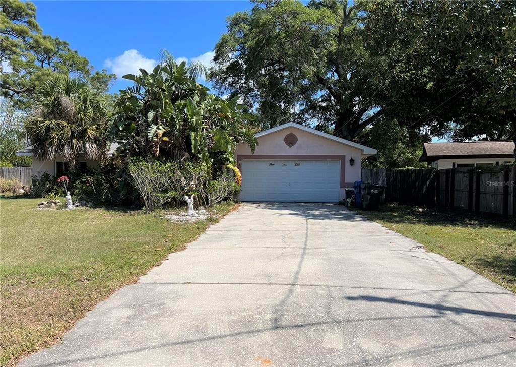 8 BELLE MEADE CIRCLE LARGO, FL 33770
