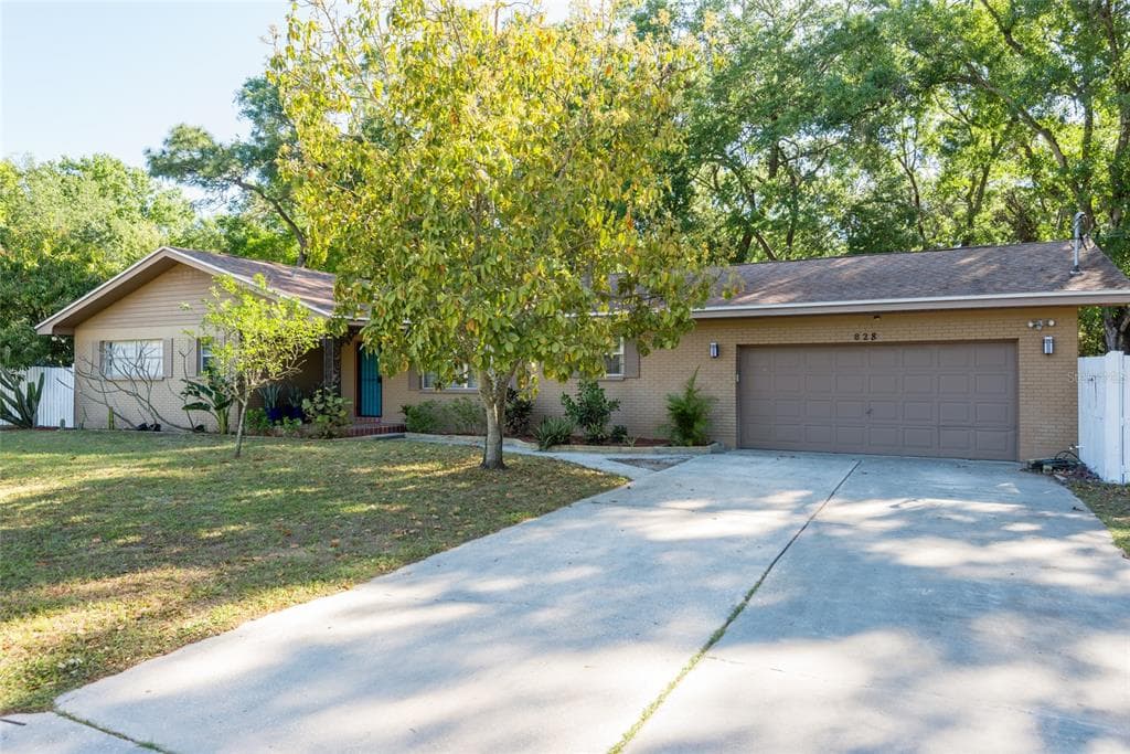828 MAYDELL DRIVE TAMPA, FL 33619