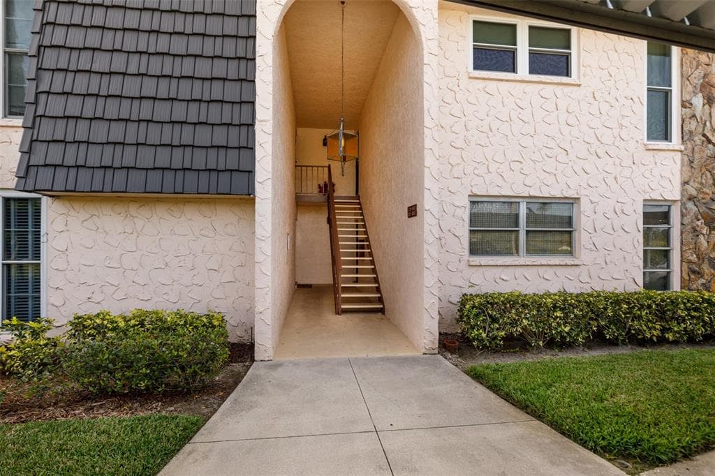 111 FERNWOOD CIRCLE UNIT 111 SEMINOLE, FL 33777