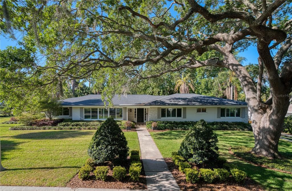 1 S PINE CIRCLE BELLEAIR, FL 33756