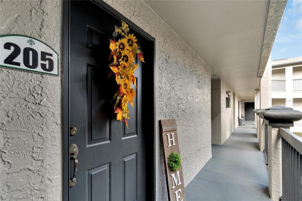 8517 ISLAND BREEZE LANE UNIT 205 TEMPLE TERRACE, FL 33637