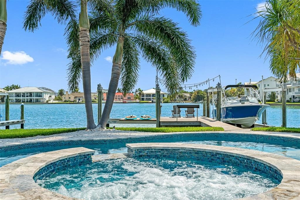 193 BATH CLUB BOULEVARD N NORTH REDINGTON BEACH, FL 33708
