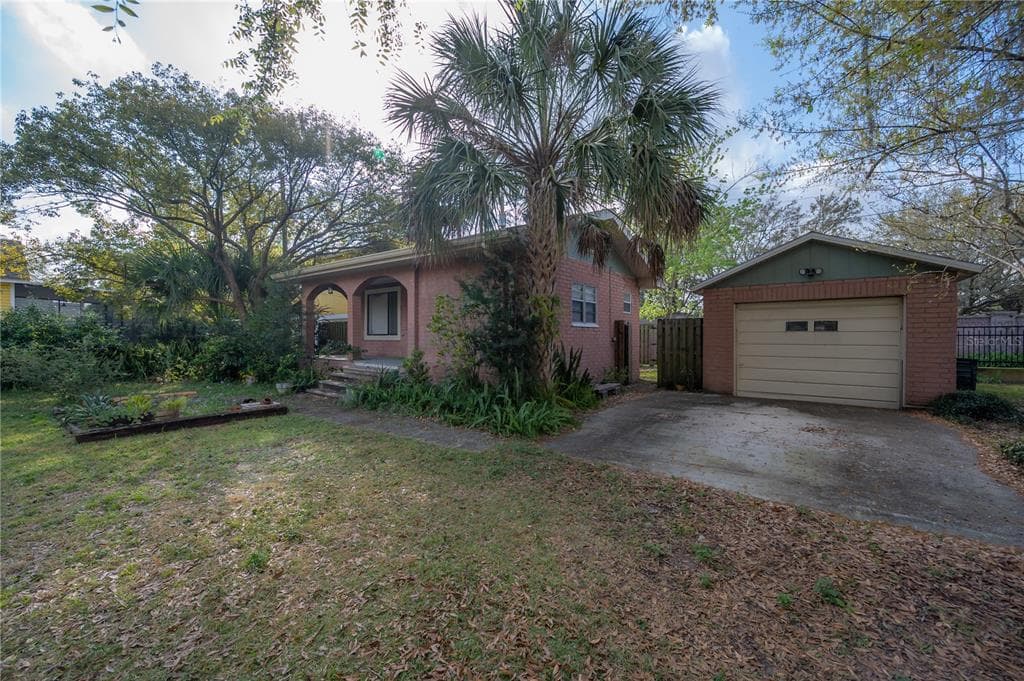 208 W MOHAWK AVENUE TAMPA, FL 33604