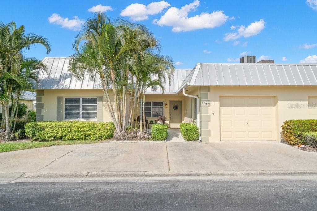 6562 GRAND BAHAMA DRIVE SEMINOLE, FL 33777