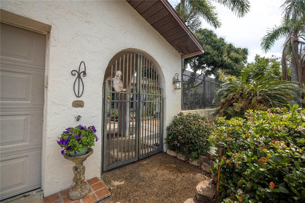 2197 SUNSET CIRCLE LARGO, FL 33774