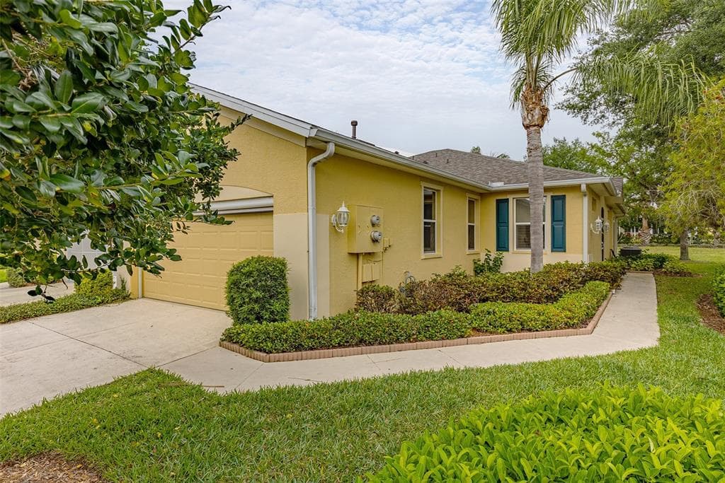 1327 FAIRWAY GREENS DRIVE UNIT 17 SUN CITY CENTER, FL 33573