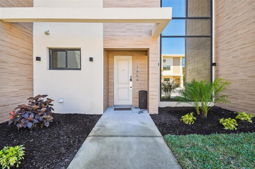 7454 BLEECKER LANE KISSIMMEE, FL 34747
