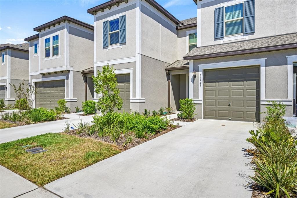 31945 BLUE PASSING LOOP WESLEY CHAPEL, FL 33545